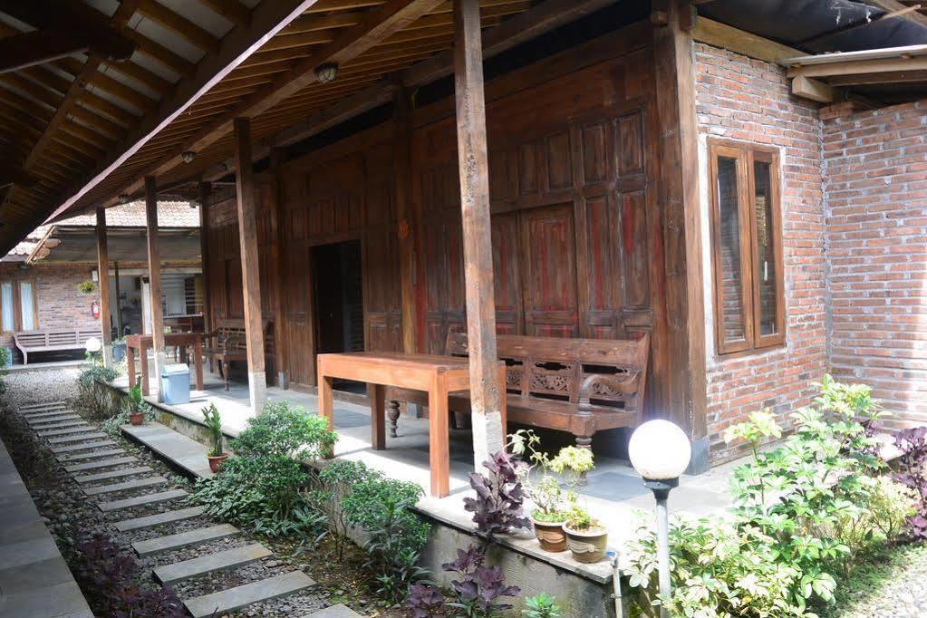 Cempaka Borobudur Guest House Magelang Esterno foto