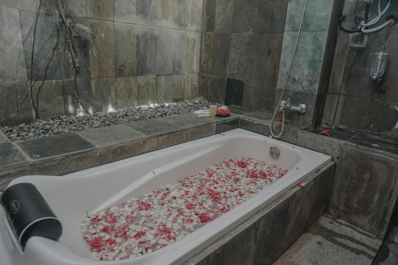 Cempaka Borobudur Guest House Magelang Esterno foto
